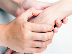 Sanfte Handmassage zwischen zwei Personen, therapeutische Berührung fördert Entspannung und Woh